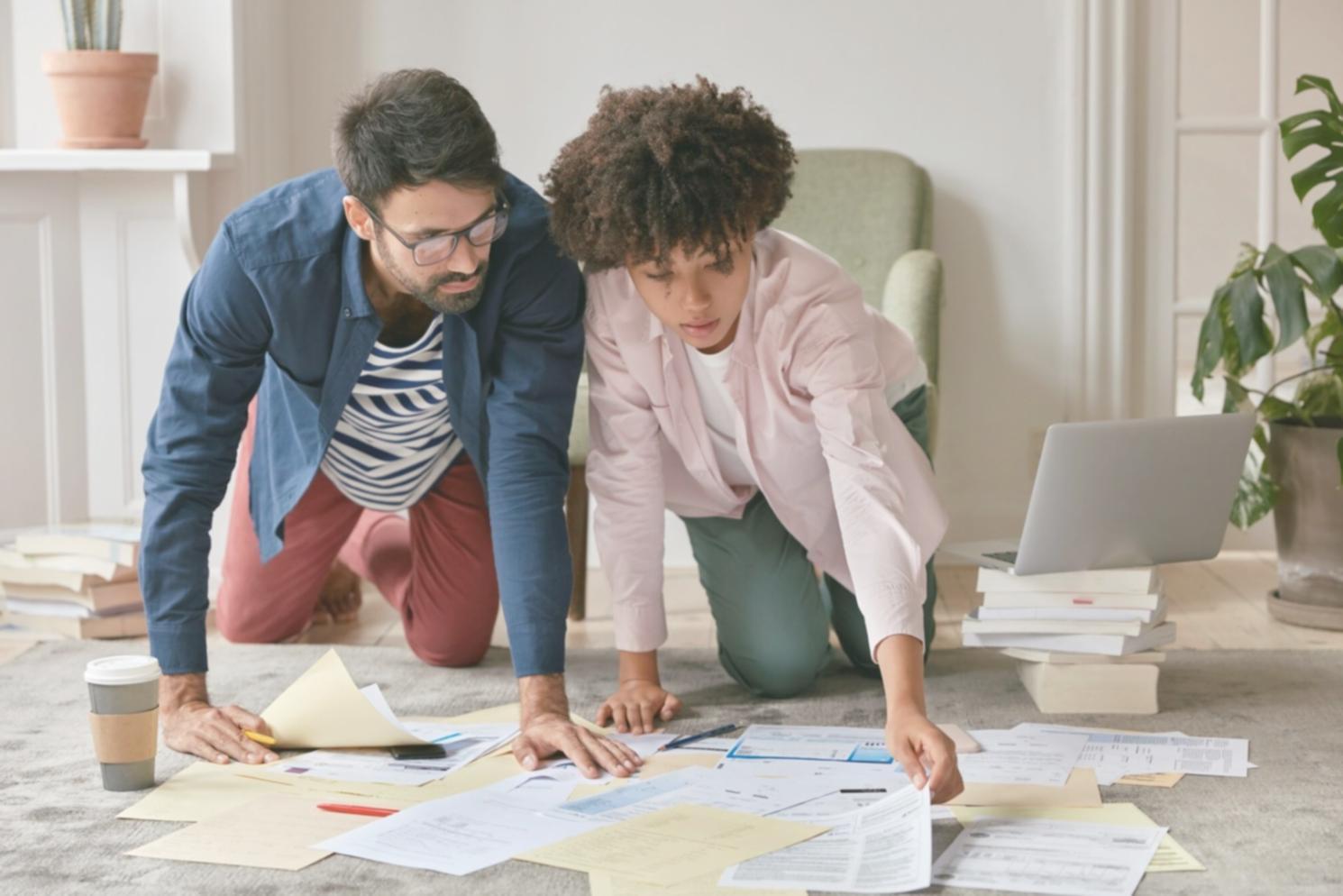 Estudiante trabajando con modelos financieros en Excel